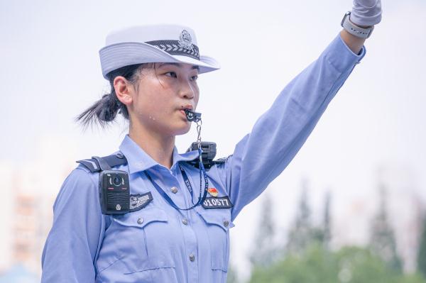 两套警服轮流上岗上海交警鏖战酷暑