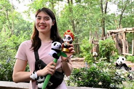 梦幻联动!张雨霏如愿见到熊猫花花 梦幻联动!张雨霏如愿见到熊猫花花
