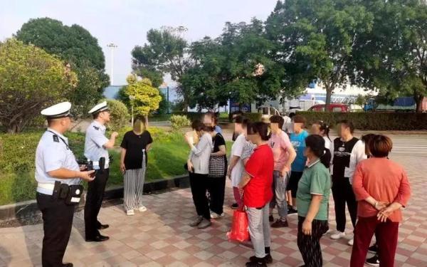 实在太挤！乘客：“你给开开门吧，俺们下不去” | 夏季行动