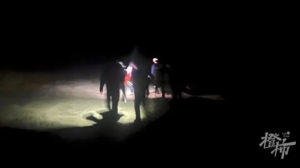 一家8口被困荒漠!网友怒了! 一家8口被困荒漠!网友怒了!