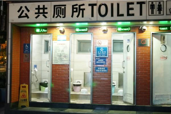 越夜越美丽的上海街头，却找不到“方便”的地方？