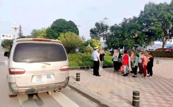 实在太挤！乘客：“你给开开门吧，俺们下不去” | 夏季行动