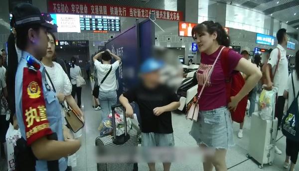 男孩在火车站崩溃大哭,民警暖心帮寻家长 男孩在火车站崩溃大哭,民警暖心帮寻家长
