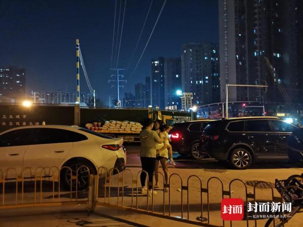 武汉地铁工地沉降一小区连夜疏散居民 地铁公司:周边建筑安全稳定 武汉地铁工地沉降一小区连夜疏散居民 地铁公司:周边建筑安全稳定