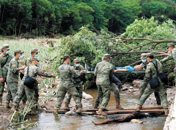 北部战区任务部队持续支援驻地抗洪抢险