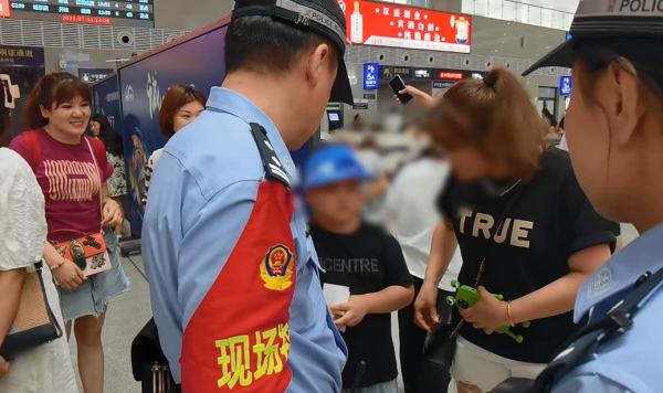 男孩在火车站崩溃大哭,民警暖心帮寻家长 男孩在火车站崩溃大哭,民警暖心帮寻家长