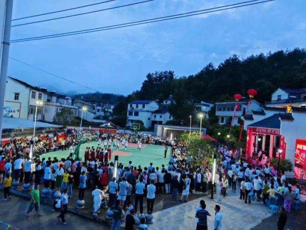 追光 | 夜晚,大山里的篮球赛依旧火热 追光 | 夜晚,大山里的篮球赛依旧火热