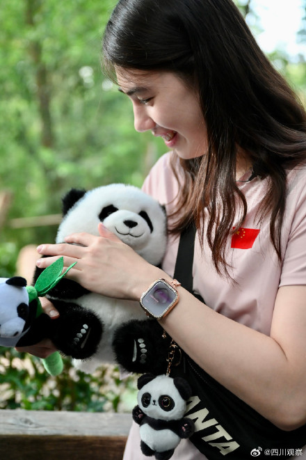 梦幻联动!张雨霏如愿见到熊猫花花 梦幻联动!张雨霏如愿见到熊猫花花