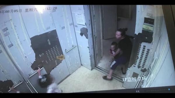 惊魂30秒！2岁男童被电梯夹头，母亲这个举动太感人