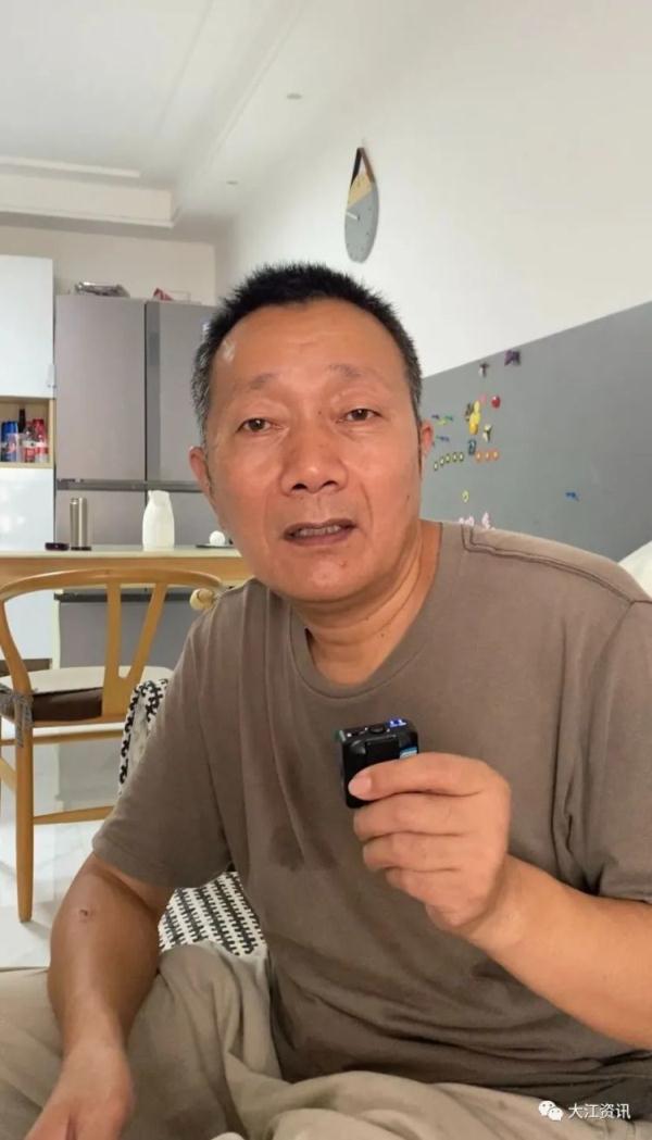 女孩头也不回跳长江，他也跟着跳下去......