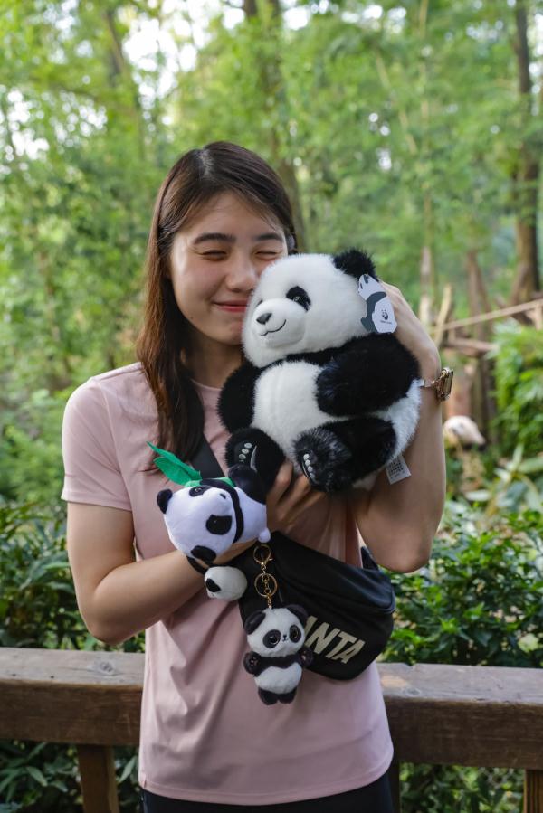 当”蝶后“雨霏遇见熊猫”花花“