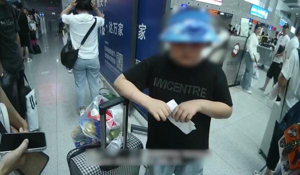 男孩在火车站崩溃大哭,民警暖心帮寻家长 男孩在火车站崩溃大哭,民警暖心帮寻家长