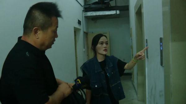 惊魂30秒！2岁男童被电梯夹头，母亲这个举动太感人