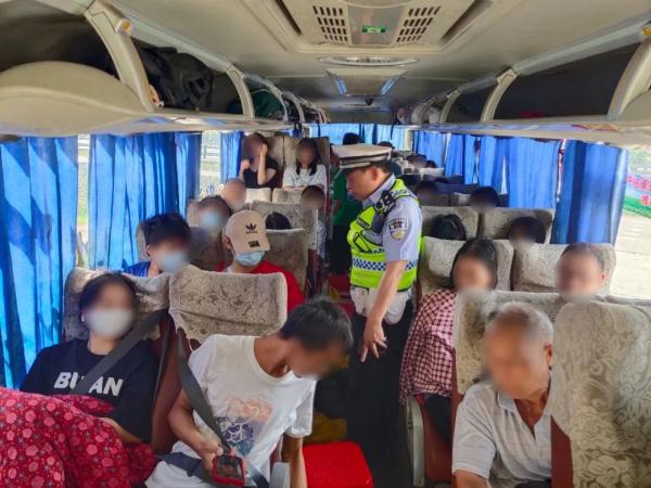 实在太挤！乘客：“你给开开门吧，俺们下不去” | 夏季行动