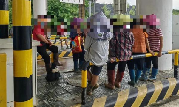 实在太挤！乘客：“你给开开门吧，俺们下不去” | 夏季行动