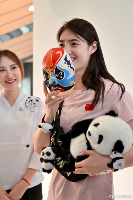 梦幻联动!张雨霏如愿见到熊猫花花 梦幻联动!张雨霏如愿见到熊猫花花