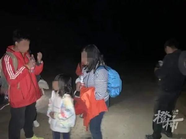 旅游还是玩命？一家八口自驾被困荒漠，被找到时仅剩一瓶水……