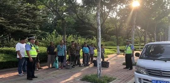 实在太挤！乘客：“你给开开门吧，俺们下不去” | 夏季行动