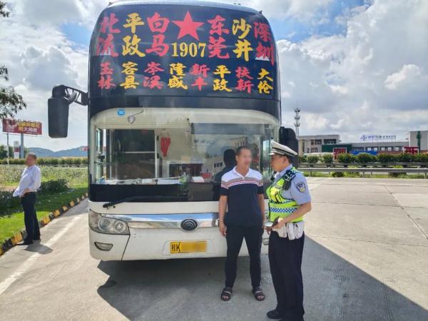 实在太挤！乘客：“你给开开门吧，俺们下不去” | 夏季行动