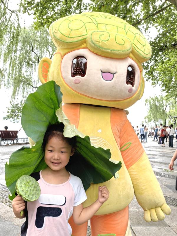 好运“莲莲” 杭州西湖荷叶莲蓬重启线下义卖