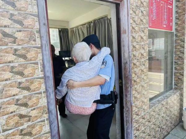 85岁老人迎来了秋天的第一个“公主抱”！