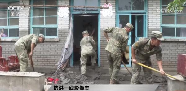 【抗洪一线影像志】风雨中的青春面庞 【抗洪一线影像志】风雨中的青春面庞