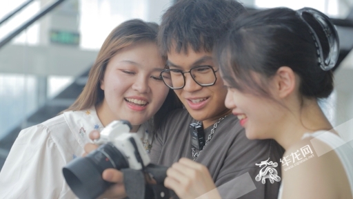 大学生热衷做“陪拍闺蜜”?记者体验后送上“安全锦囊” 大学生热衷做“陪拍闺蜜”?记者体验后送上“安全锦囊”