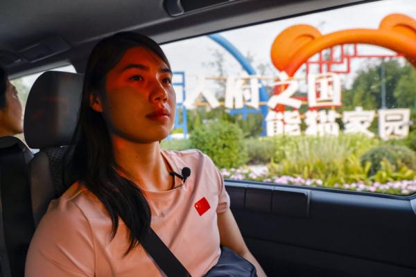 当”蝶后“雨霏遇见熊猫”花花“