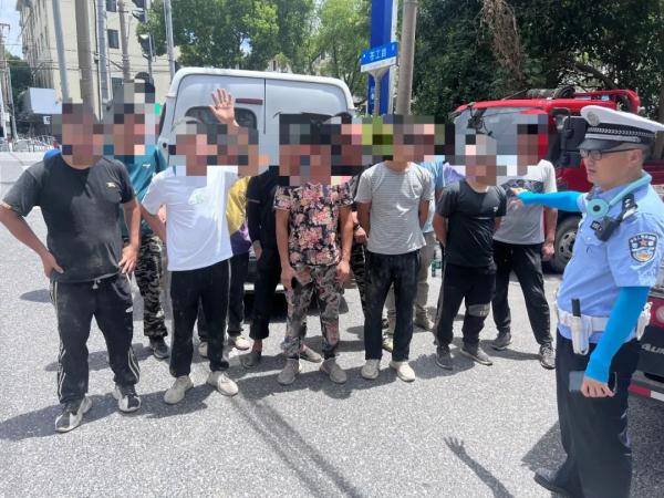 实在太挤！乘客：“你给开开门吧，俺们下不去” | 夏季行动