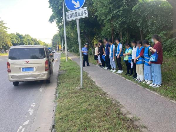 实在太挤！乘客：“你给开开门吧，俺们下不去” | 夏季行动