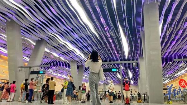 广州地铁三号线冲上热搜！网友：太高级了！