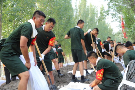 天津抗洪抢险一线，武警官兵连续奋战