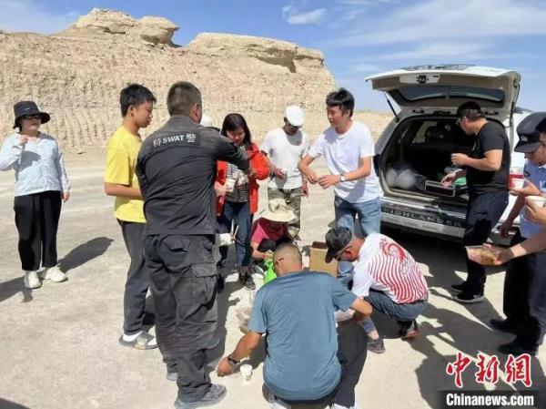 广东一家8口被困荒漠，断水断食！其中4老2小…