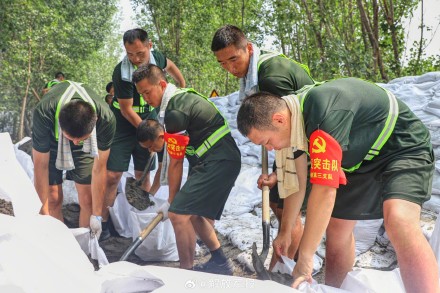 天津抗洪抢险一线，武警官兵连续奋战