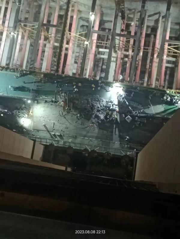 武汉一地铁工地局部地面沉降，附近居民连夜安置撤离