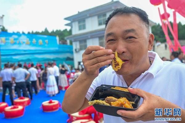 河南嵩县：鱼跃人欢庆丰收