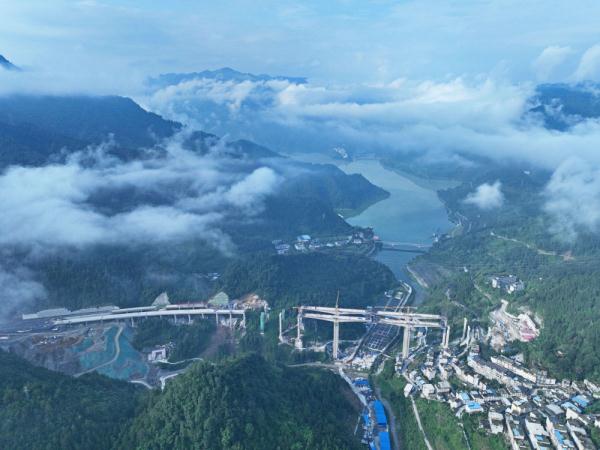 渝湘复线高速公路施工忙