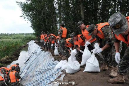 武警官兵紧急加固大堤抗击台风“卡努” 武警官兵紧急加固大堤抗击台风“卡努”