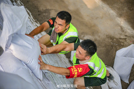天津抗洪抢险一线，武警官兵连续奋战