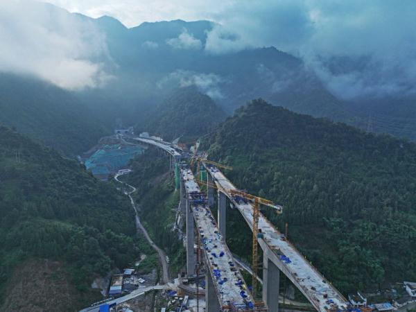 渝湘复线高速公路施工忙