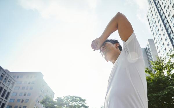 闷？高温？黏腻？湿热超34℃或危及心脏！这样做可缓解——