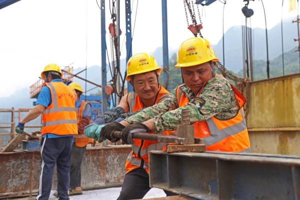 渝湘复线高速公路施工忙