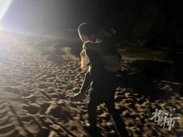 广东一家8口被困荒漠，断水断食！其中4老2小…