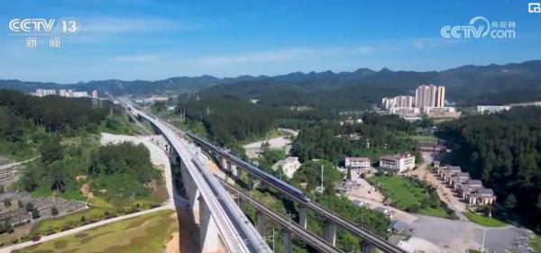 我国“八纵八横”高铁网建设扎实推进 助力区域协调发展 我国“八纵八横”高铁网建设扎实推进 助力区域协调发展