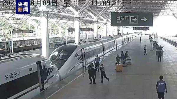 快关门了!行动不便男子赶车工作人员背起狂奔 快关门了!行动不便男子赶车工作人员背起狂奔