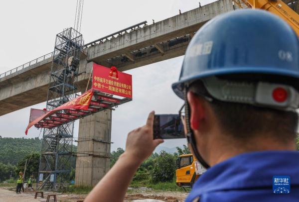 广东首条中低速磁浮轨道贯通