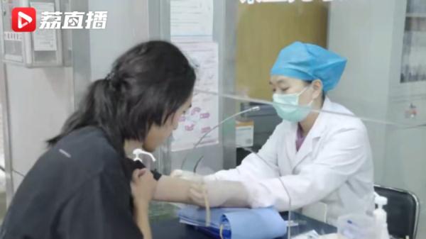 曾在《我不是药神》中饰演白血病患者的少年，如今成了一名捐髓者！