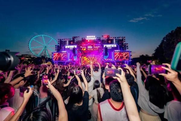 比天气还“HOT”的是山城旅游 暑期来渝机票预定量达全国第三