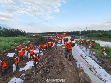 武警官兵紧急加固大堤抗击台风“卡努” 武警官兵紧急加固大堤抗击台风“卡努”