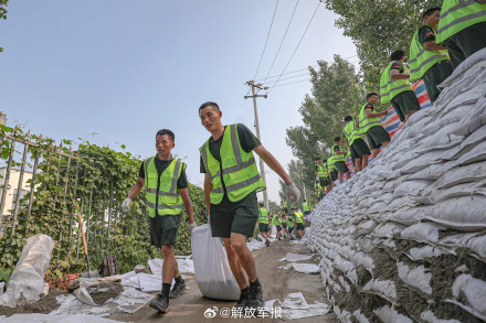天津抗洪抢险一线，武警官兵连续奋战